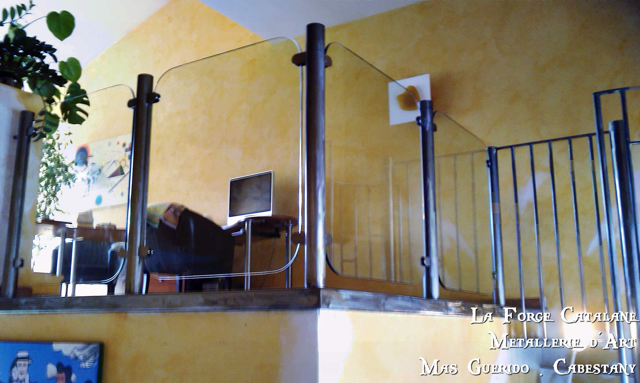 Garde corps verre poteaux tubes rond forge catalane.jpg